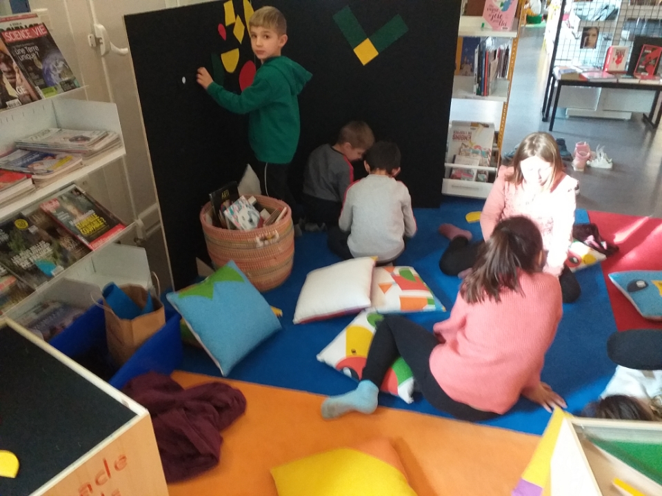 Enfance Jeunesse et Culture - Au centre de loisirs "Les Balladins", les enfants   ont visité l’exposition MEEMO !