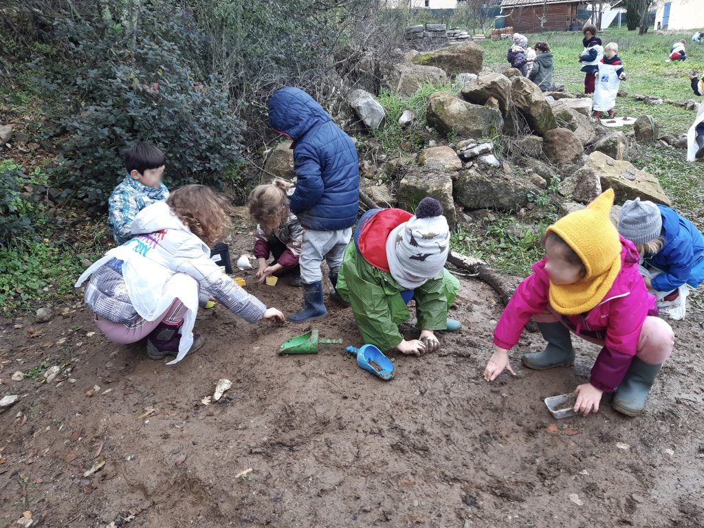 Dehors les enfants du Pays des Vans en Cévennes !