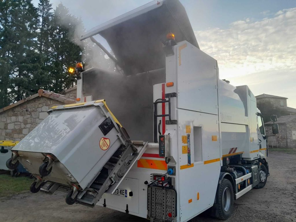 Véhicule servant à laver les bacs à ordures ménagères