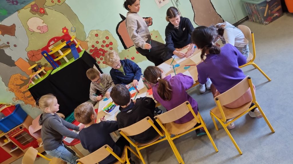 Photo Les Balladins 2025 atelier peinture des 6 à 12 ans