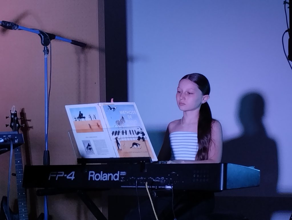Concert de l'école de musique de juin 2025, élève pianiste