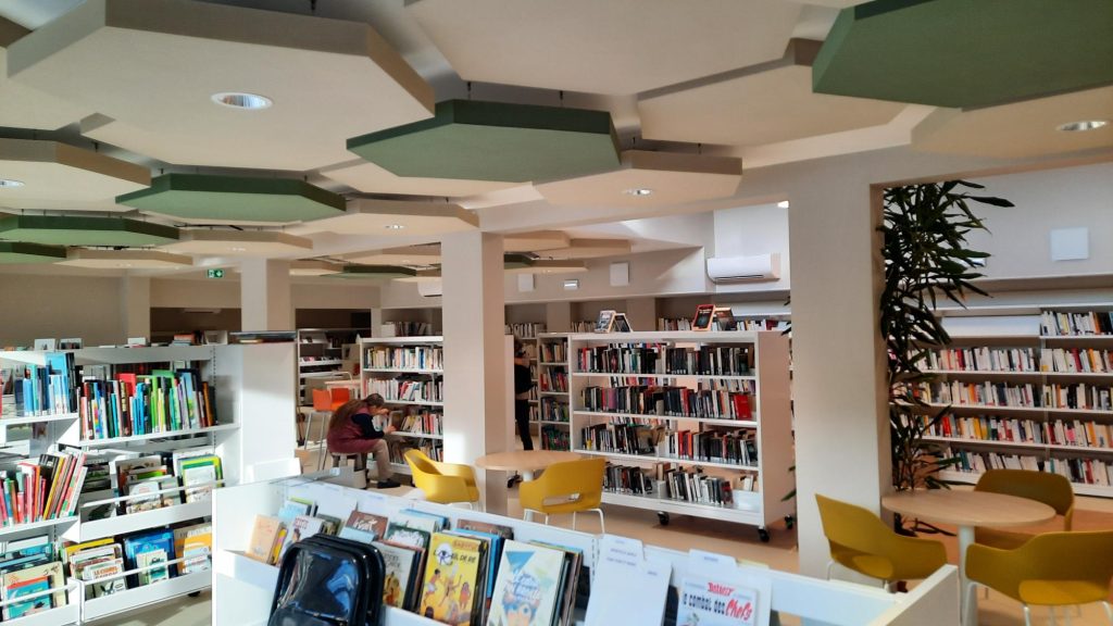 Vue sur la salle de lecture de la nouvelle médiathèque intercommunale