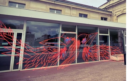 Photo de l'installation plastique de Maëva Longvert "En vol"