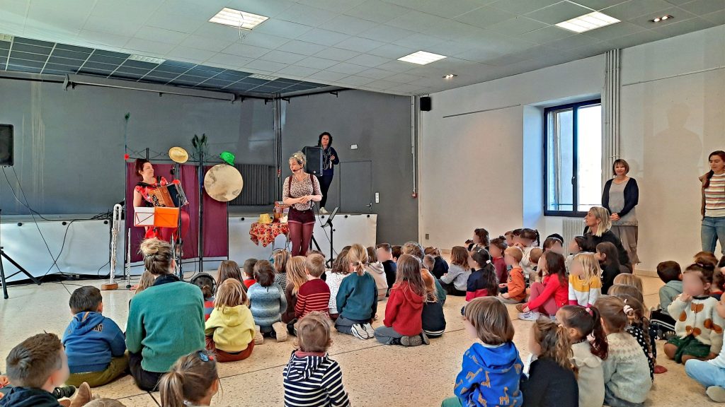 Photo 1 du Choubidou bal avec la Compagnie La Muse et les enfants de l'école maternelle des Vans, janvier 2026