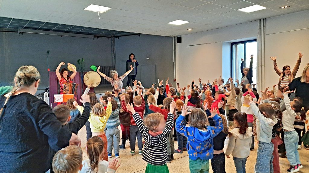 Photo 2 du Choubidou bal avec la Compagnie La Muse et les enfants de l'école maternelle des Vans, janvier 2026
