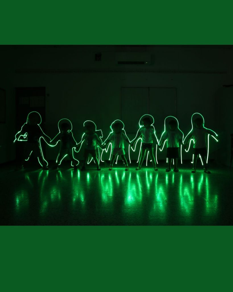 Première photo des enfants de l'accueil de loisirs, été 2026, animation light painting