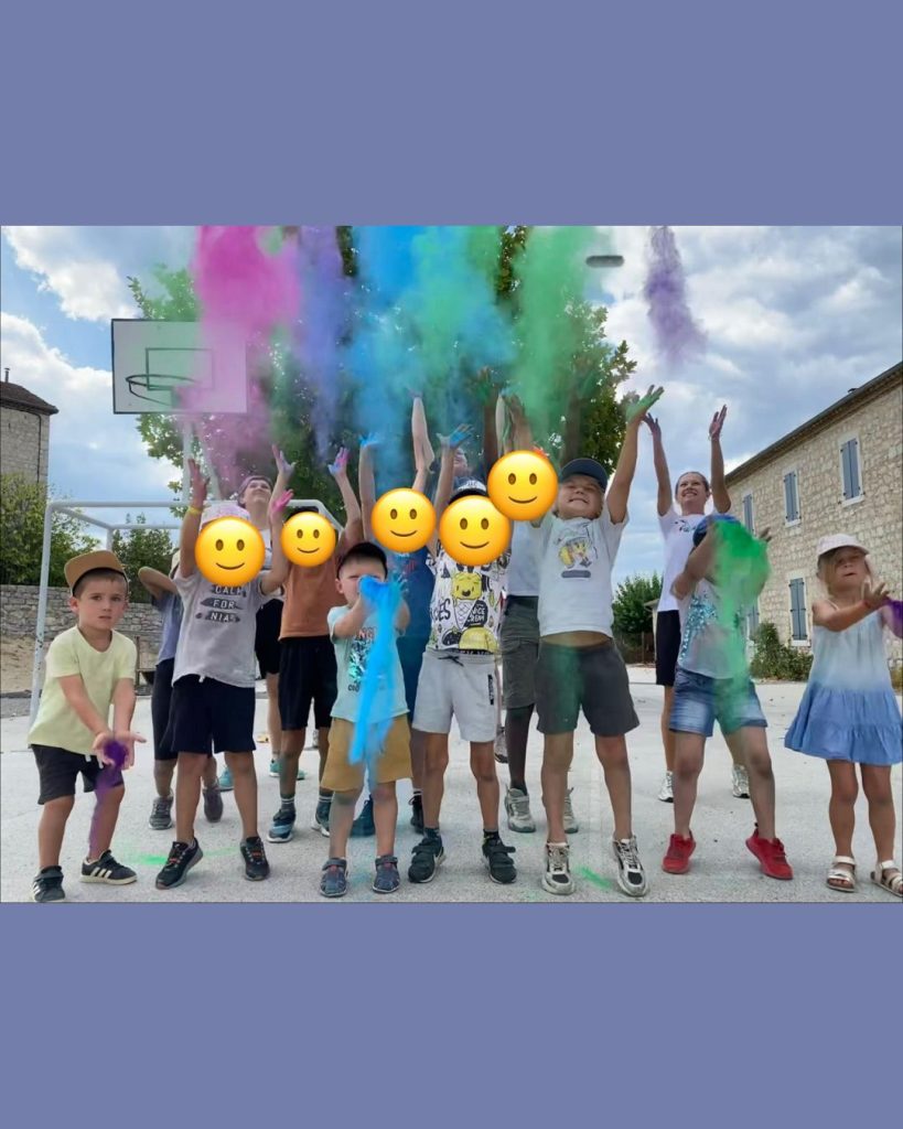 Première photo des enfants de l'accueil de loisirs, été 2026, animation bataille de couleurs