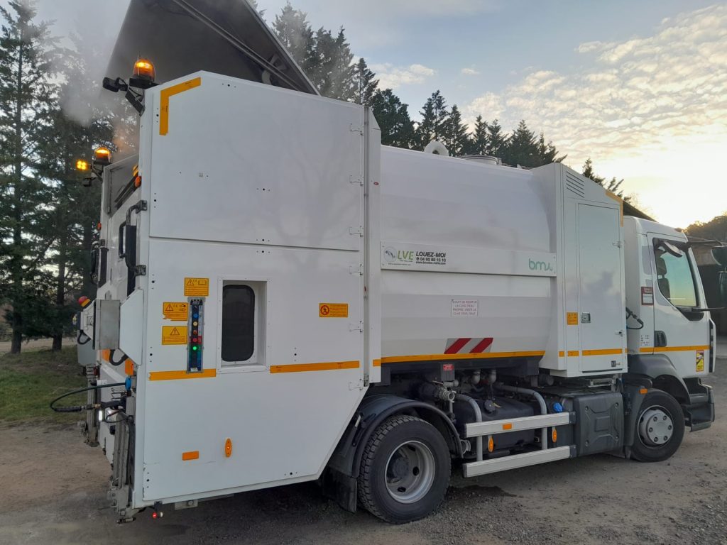 Première photo de camion de lavage des containers